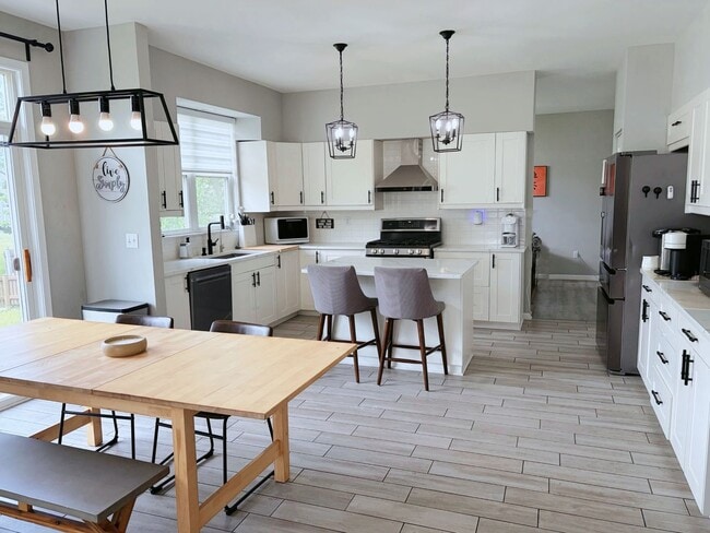 Building Photo - Updated 5 bedroom Kenosha home