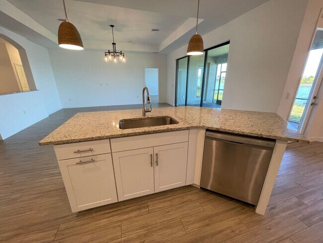 Foto del edificio - ANNUAL RENTAL - 4 BED / 2 BATH / 3 CAR GAR...