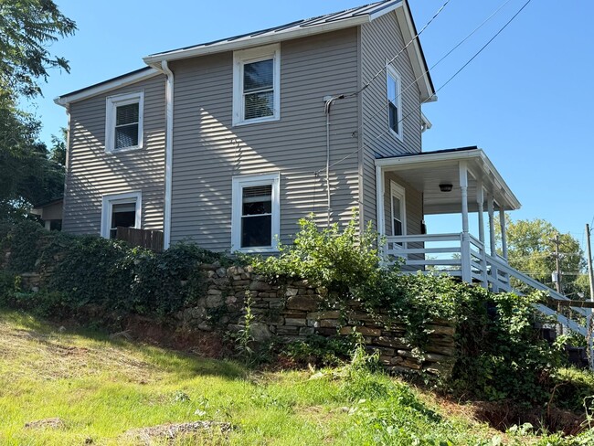 Building Photo - 342 6 1/2 St. SW - Close to UVA Hospital!