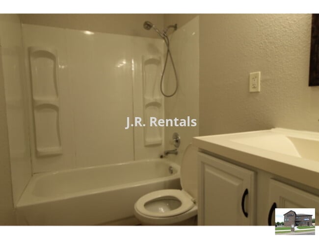 Building Photo - 2102 Hunt Dr