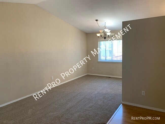 Building Photo - 739 Ponderosa Dr