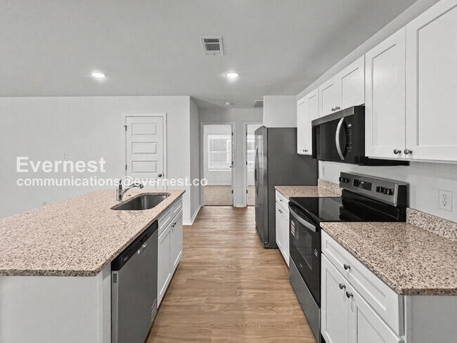 Foto del edificio - 3 Bed/2 Bath Home with Garage / Pet-Friendly / Vouchers Accepted / Available Now!