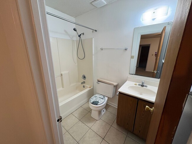 Foto del edificio - Great two bedroom two bath duplex in Old Hunters Creek. Just minutes to Camp Lejeune main gate, a...