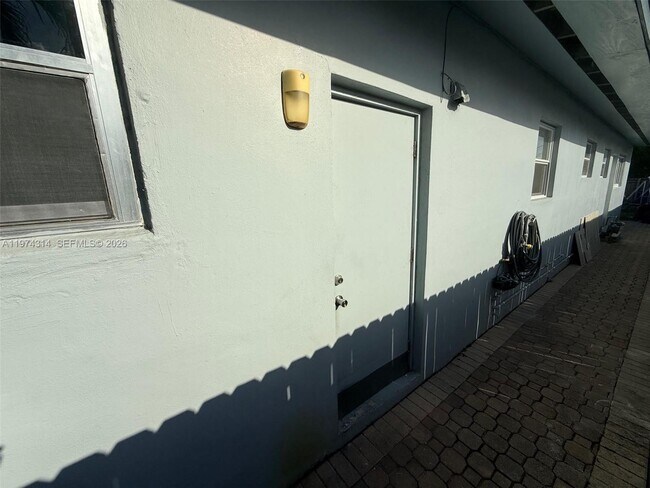 Foto del edificio - 1612 NE 169th St