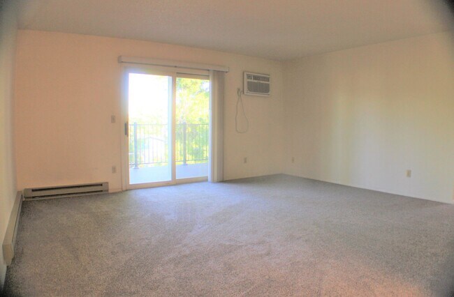 Foto del edificio - Large 2 bedroom 1 bathroom in the heart of...