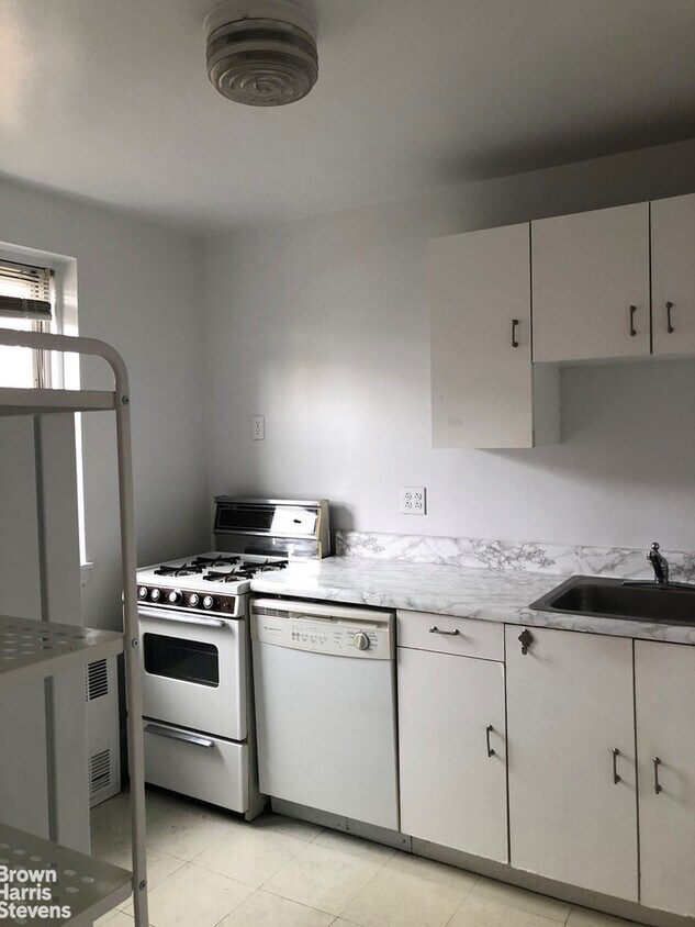 Building Photo - Top Floor Studio in Brooklyn Heights