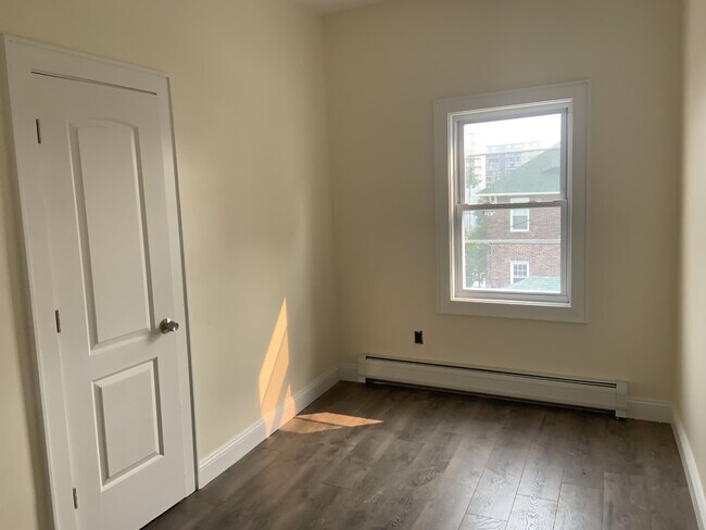 Building Photo - 321 48th St