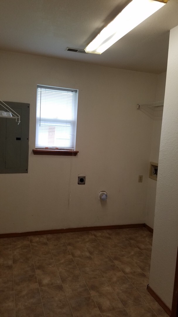 Building Photo - Upper Level 3 Bedroom 2 Bath Duplex in Hol...