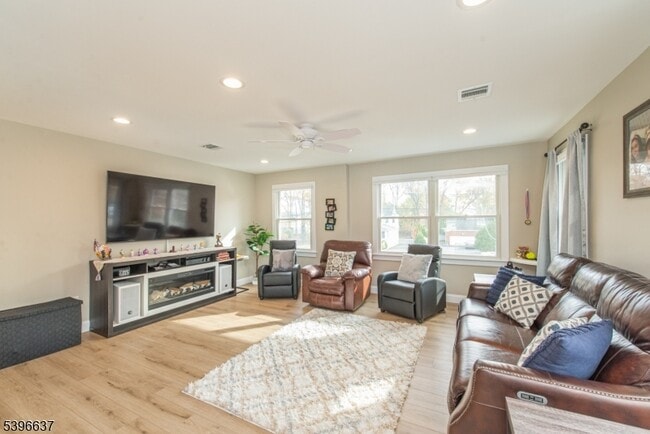 Foto del edificio - 773 Union Blvd