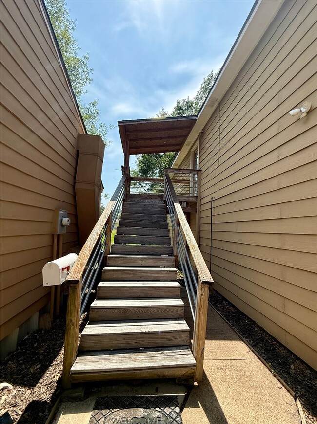 Building Photo - 17903 Strack Dr