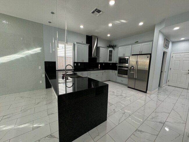 Building Photo - Beautifully Renovated 4-Bedroom Home for R...