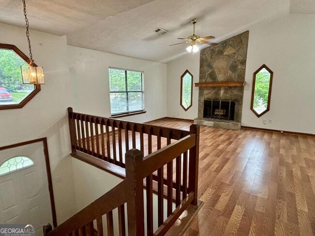 Building Photo - 650 Carriage Ln