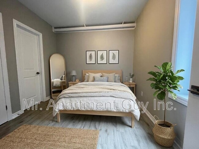 Building Photo - 827 Main St E