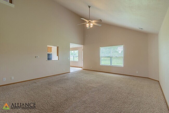Building Photo - Tons of Space!