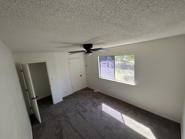 Building Photo - 4936 HOLT AVE - 2 BEDROOM 1 BATH - FRESNO ...
