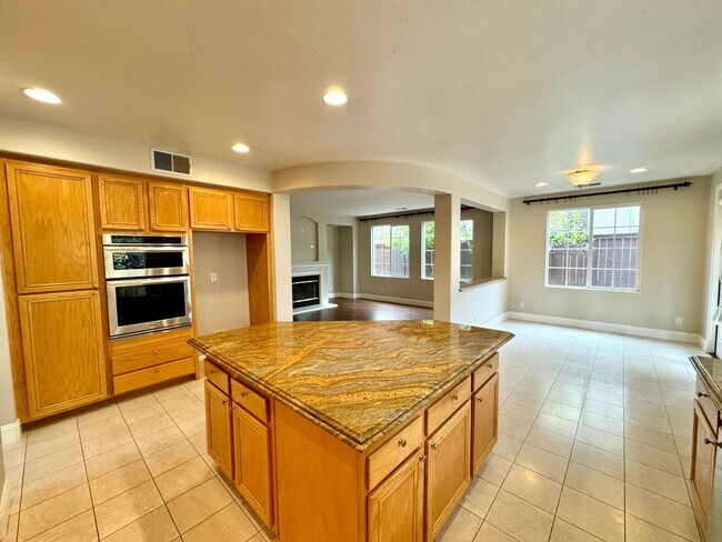 Building Photo - Great 5B/4BA House in San Marcos!