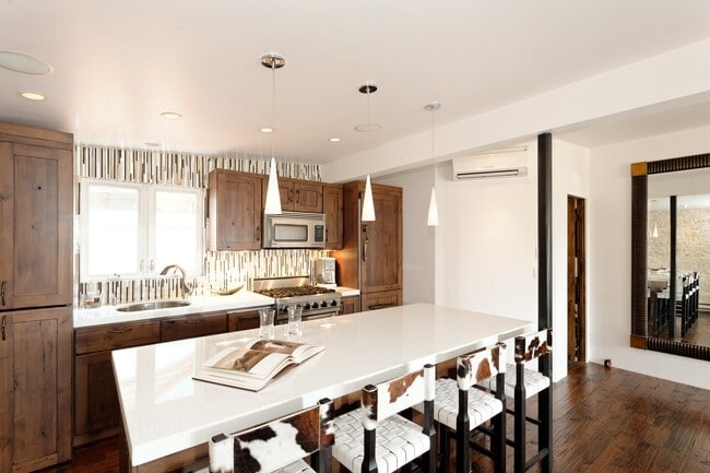 Building Photo - 805 E Cooper Ave