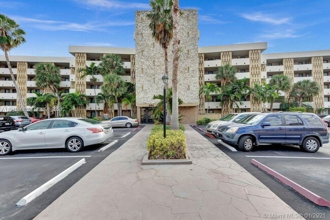 Building Photo - 301 Golden Isles Dr