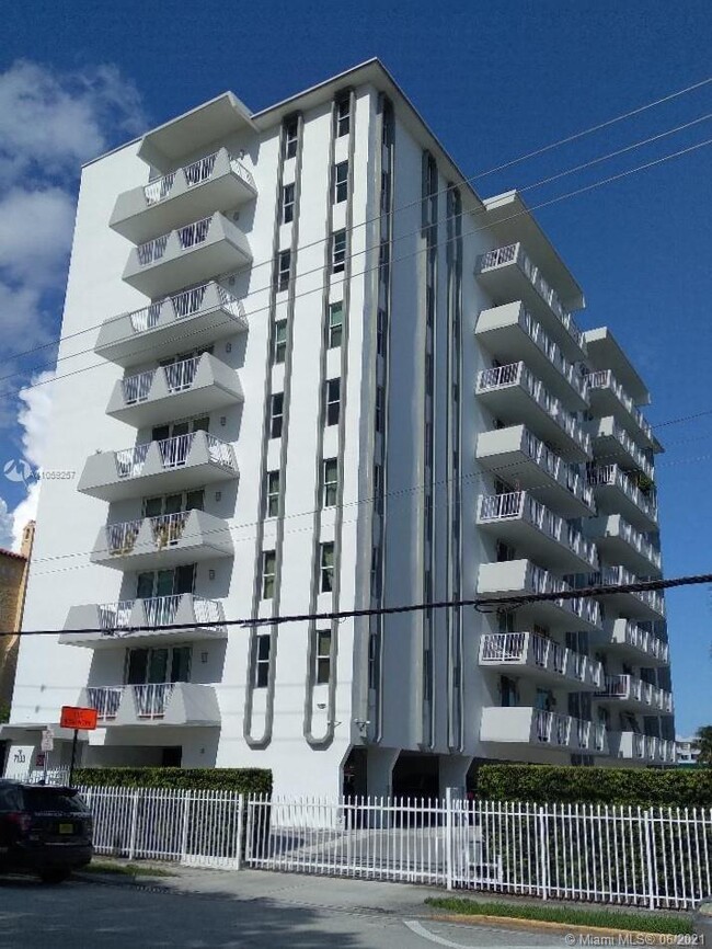 Foto del edificio - 7133 Bay Dr