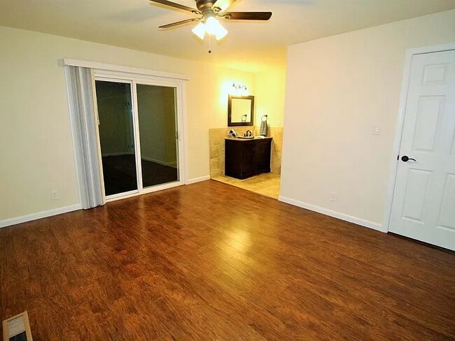 Foto del edificio - 464 E Magill Ave