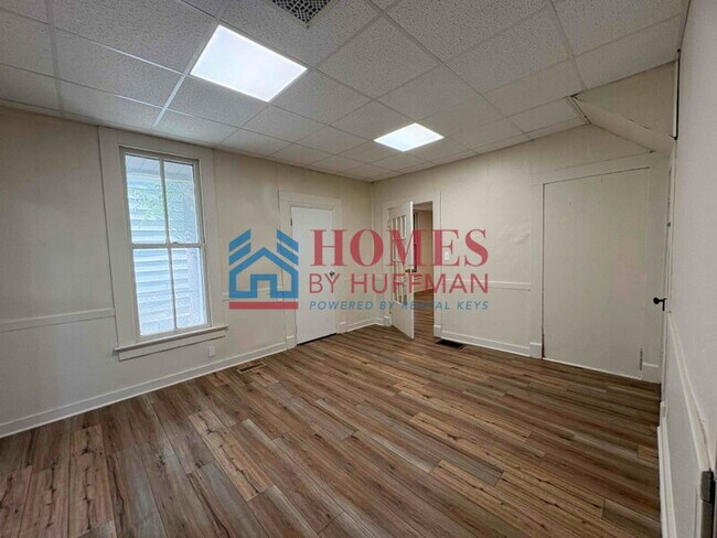 Building Photo - Three Bedroom | Detached Garage
