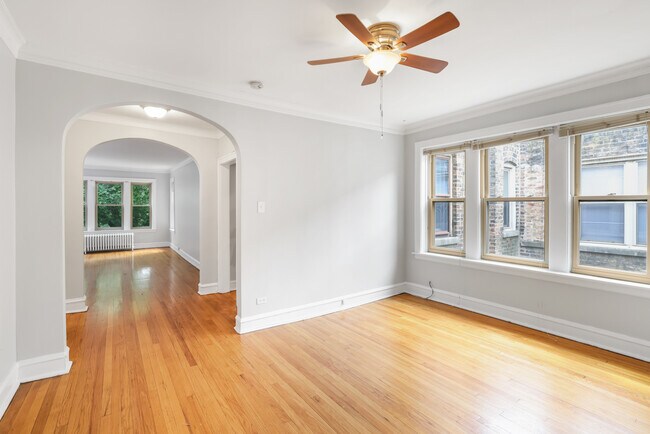 Foto del edificio - 5020 N Harding Ave