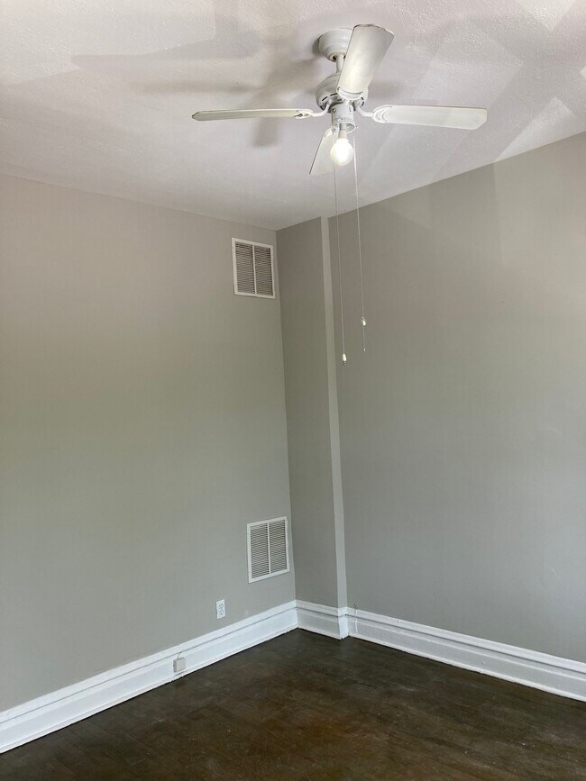 Living Room - 946 N California Ave