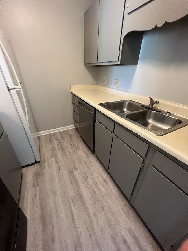 Foto del edificio - 509 Mystic Dr Unit H