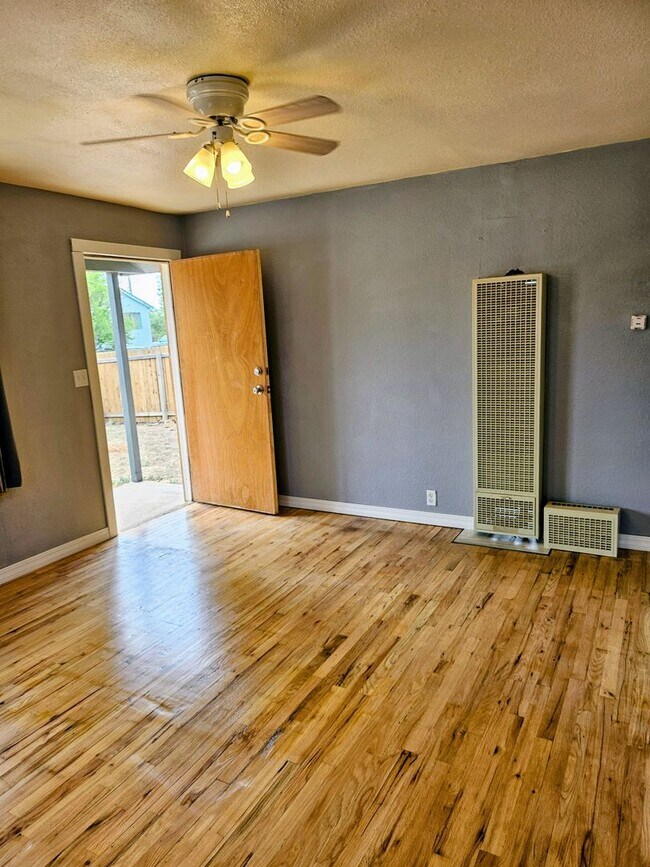 Foto del edificio - ALL PROSPECTIVE TENANTS MUST SUBMIT A $58 ...