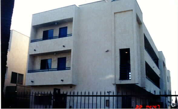 Primary Photo - 645 N Normandie Ave