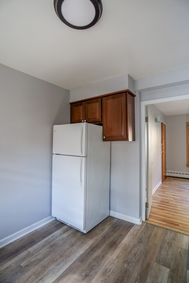 Building Photo - 2103 W Farragut Ave