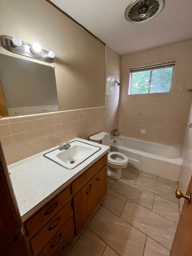 Foto del edificio - Duplex close to downtown Springdale, walking distance to fast food and medical