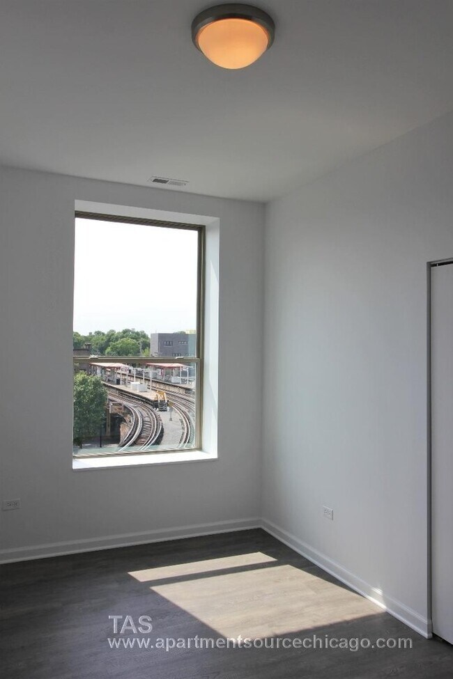 Foto del edificio - Gut rehabbed 3 bedroom 2 bath TOP FLOOR loft-style unit in WRIGLEY!