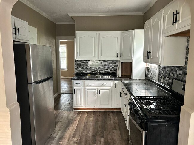 Building Photo - Large 3 Bedroon Single Home Westside Cleve...