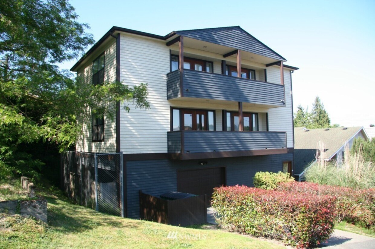 Building Photo - 2606 E Thomas St