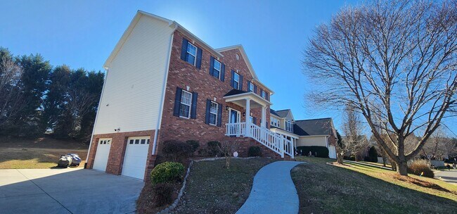 Foto del edificio - Nice 2 story brick home near Reagan High School