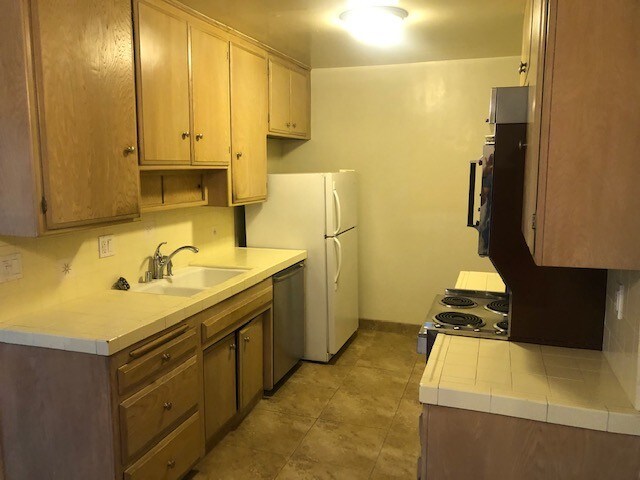 Foto del edificio - 1030 N Harper Ave