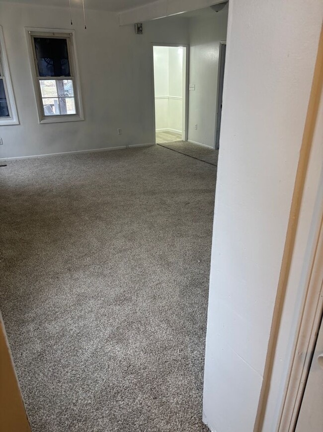 Building Photo - 3 bedroom, 2 bath in Harvard Park.