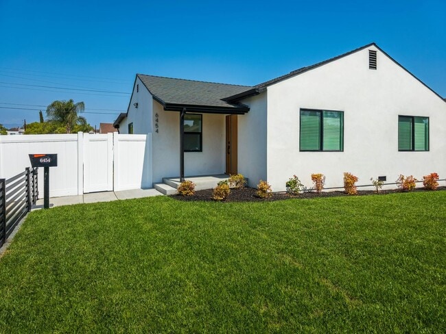Building Photo - High-End Living Starts Here – Custom Finis...