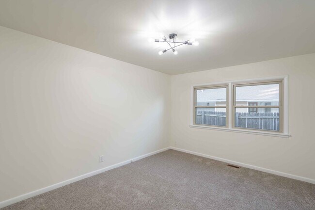 Foto del edificio - Beautifully Redone 3 Bedroom House! Availa...