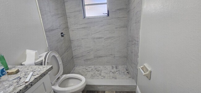 Foto del edificio - COMPLETELY RENOVATED  3 bed /2 bath  SINGLE FAMILY HOME