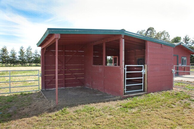 Building Photo - 3882 Llano Rd