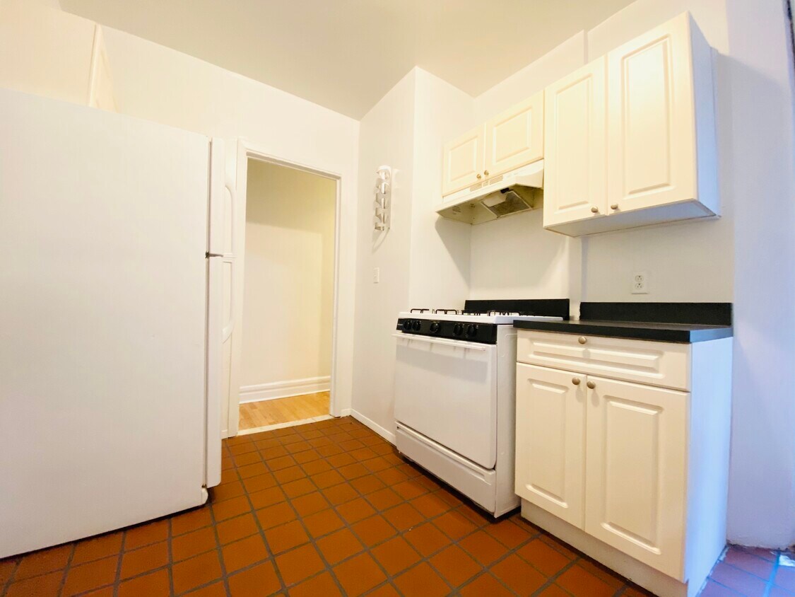Primary Photo - 209 W 108th St