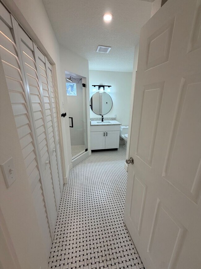 Foto del edificio - 831 Floral Dr