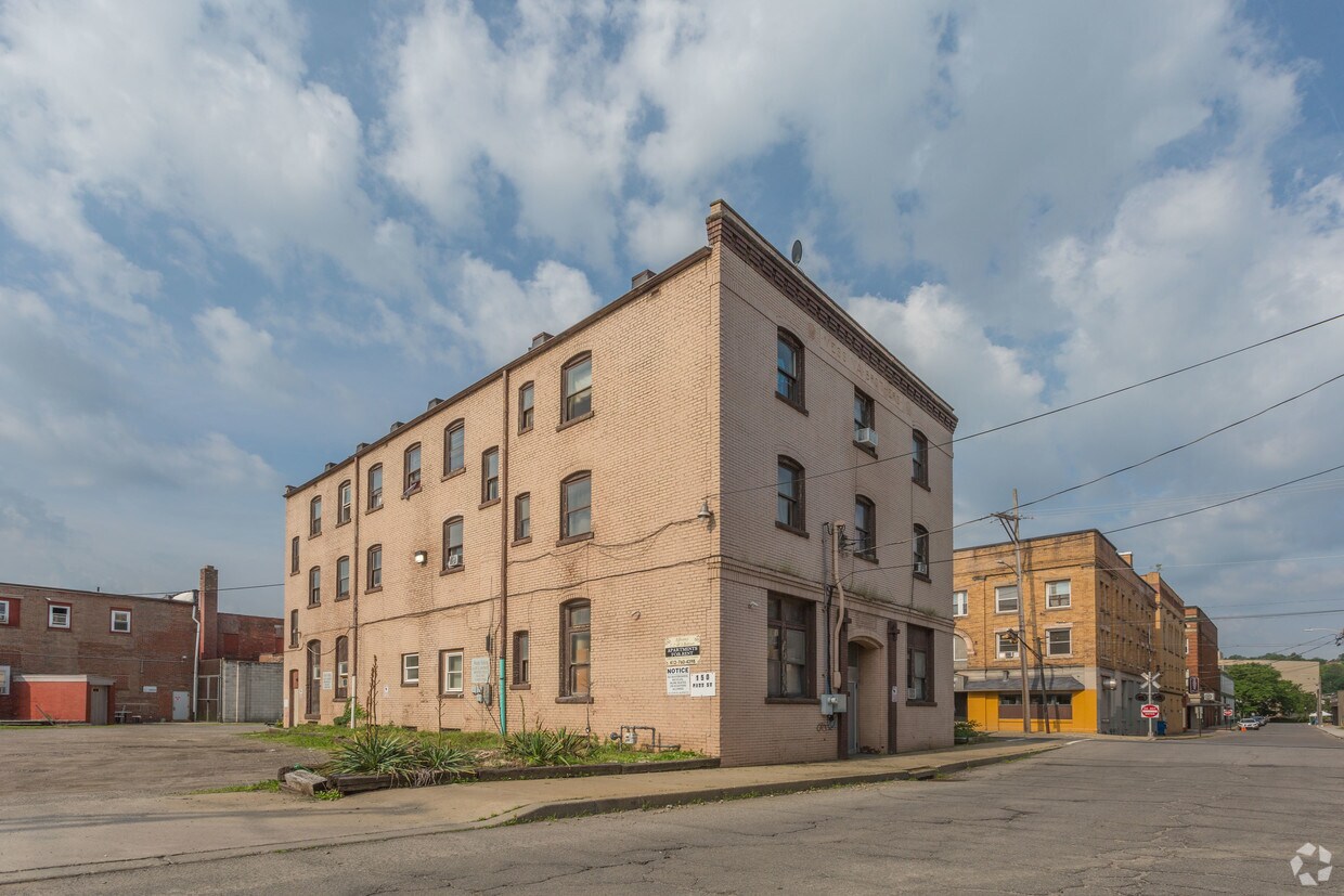 Primary Photo - 150 Pitt St