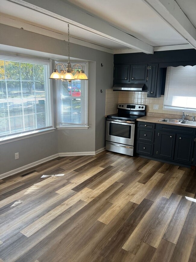 Building Photo - 2321 Lynnhaven Dr