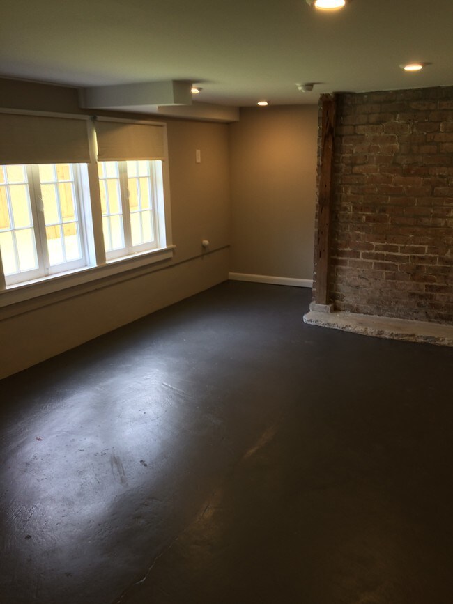 Dormitorio con pared de ladrillo y vestidor. - 8329 Pritchard Pl