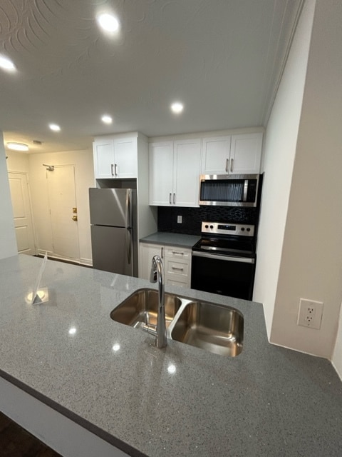 Building Photo - Beautifully Renovated 3 Bedroom 2 full bat...