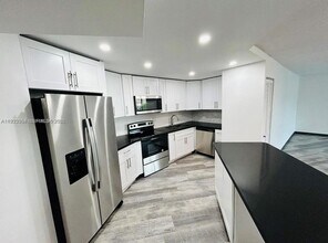 Building Photo - 800 Parkview Dr