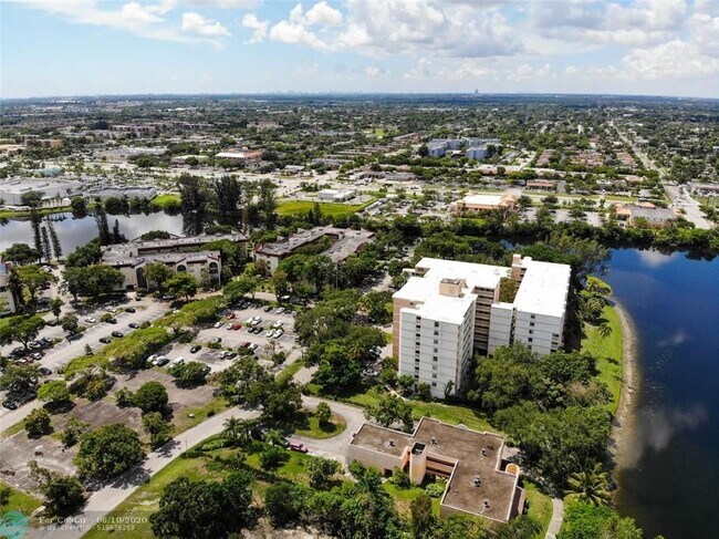 Building Photo - 3301 Spanish Moss Terrace